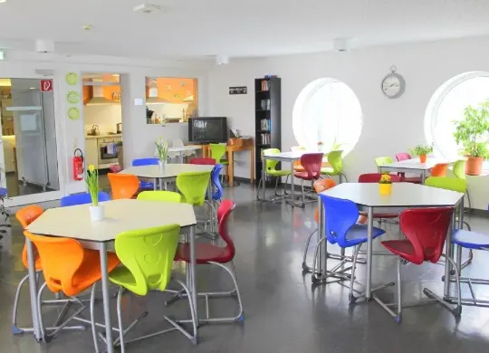 Essensraum im Stayinn Freiburg Auf Klassenfahrt mit HEROLÉ: Essensraum im Stayinn Freiburg