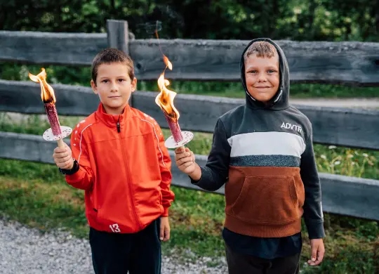 Auf Klassenfahrt mit HEROLÉ: Fackelwanderung im Salzburger Land