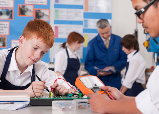 Schüler verwendet einen Volt-Zähler Auf Klassenfahrt mit HEROLÉ: Schüler verwendet einen Voltzähler.