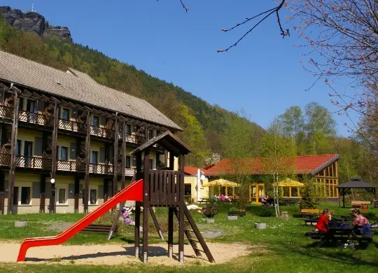 Auf Klassenfahrt mit HEROLÉ: Sächsische Schweiz Familienoase Königstein - Garten mit Spielplatz