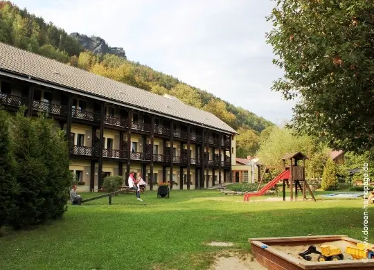 Auf Klassenfahrt mit HEROLÉ: Sächsische Schweiz Familienoase Königstein - Außengelände mit Spielplatz