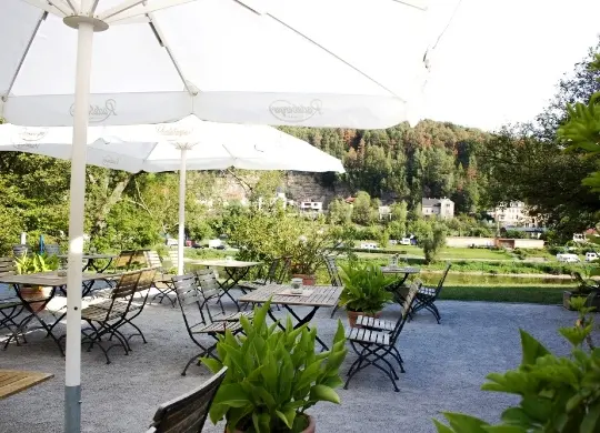 Auf Klassenfahrt mit HEROLÉ: Sächsische Schweiz Familienoase in Königstein - Biergarten mit Blick auf das andere Elbufer
