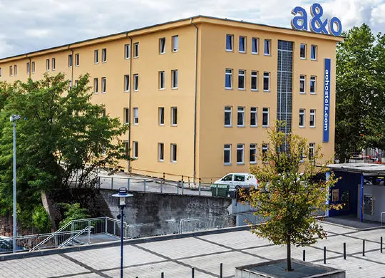 Auf Klassenfahrt mit HEROLÉ: Fassade a&o Hotel in Stuttgart