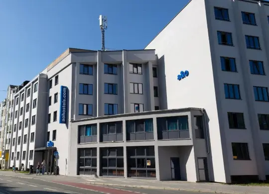 Auf Klassenfahrt mit HEROLÉ: Neue Fassade des a&o Hostels München Hackerbrücke