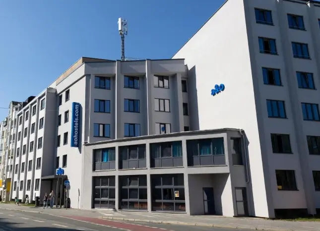 Auf Klassenfahrt mit HEROLÉ: Neue Fassade des a&o Hostels München Hackerbrücke