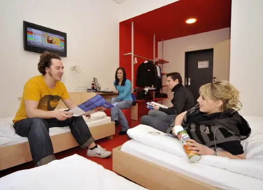 Auf Klassenfahrt mit HEROLÉ: Havenhostel Mehrbettzimmer in Bremerhaven.