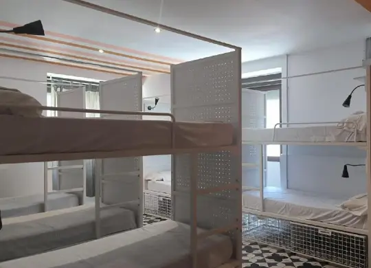 Auf Klassenfahrt mit HEROLÉ: 10-Bett-Zimmer im Feel Hostel Soho in Málaga