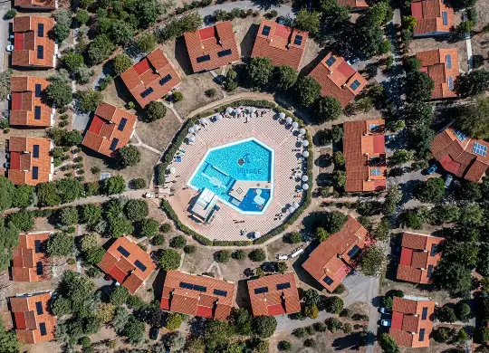 Ferienanlage Bi-Village Pool Auf Klassenfahrt mit HEROLÉ: Pool in der Ferienanlage Bi-Village