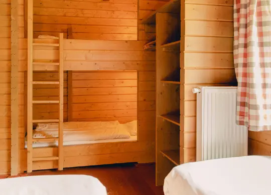 Auf Klassenfahrt mit HEROLÉ: Beispiel Schlafzimmer in der Nevada Lodge (Premium) im Ferienpark Slagharen