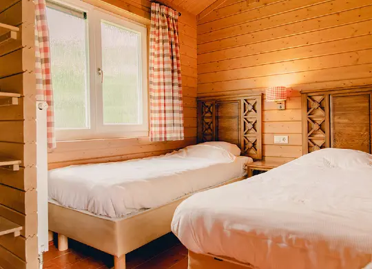 Auf Klassenfahrt mit HEROLÉ: Beispiel Schlafzimmer in der Nevada Lodge (Premium) im Ferienpark Slagharen