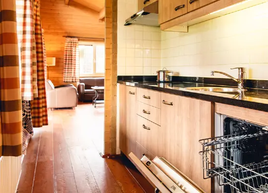 Auf Klassenfahrt mit HEROLÉ: Wohnbereich/Küche in der Nevada Lodge (Premium) im Ferienpark Slagharen