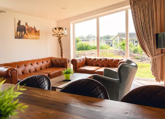 Auf Klassenfahrt mit HEROLÉ: Wohnzimmer in der Raccon Lodge (Premium) im Ferienpark Slagharen