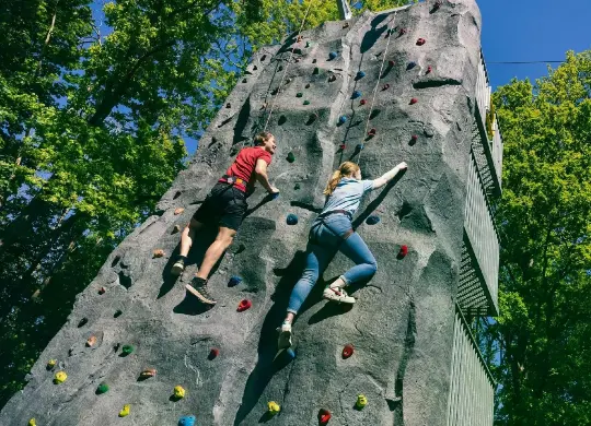 Auf Klassenfahrt mit HEROLÉ: Kletterwand im Hunzepark