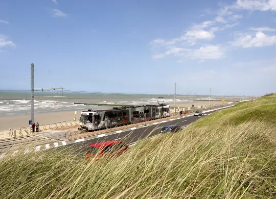 Auf Klassenfahrt mit HEROLÉ: Küstenstraßenbahn an der flämischen Nordsee.