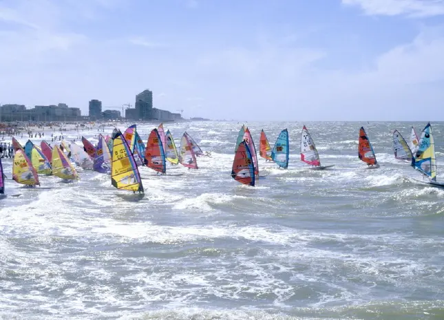 Surfer am Ostende an der flämischen Nordsee Auf Klassenfahrt mit HEROLÉ: Surfen Sie auch mit Ihrer Klasse am Oostende an der flämischen Nordseeküste