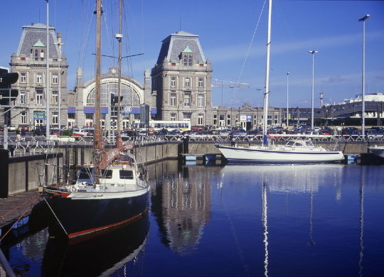 Klassenfahrten Flämische Nordsee - Oostende Hafen Klassenfahrten Flämische Nordsee - Hafen und Bahnhof von Oostende