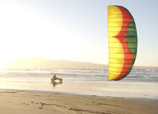 Auf Klassenfahrt mit HEROLÉ: Strandsegler an der flämischen Nordsee.
