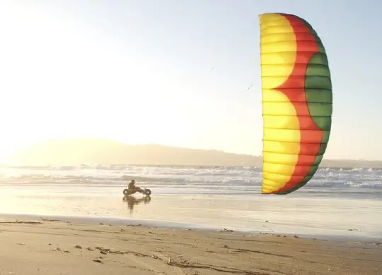 Auf Klassenfahrt mit HEROLÉ: Strandsegler an der flämischen Nordsee.