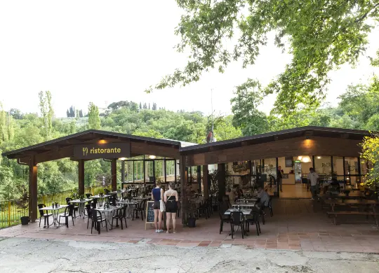 Auf Klassenfahrt mit HEROLÉ: Restaurantbereich in der Ferienanlage Firenze Certosa Camping