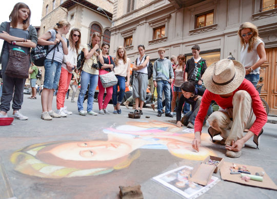 Schülergruppe mit Straßenkünstlern in Florenz Auf Klassenfahrt mit HEROLÉ: Schülergruppe mit Straßenkünstlern in Florenz.