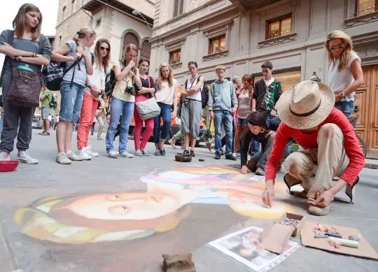 Auf Klassenfahrt mit HEROL&Eacute;: Sch&uuml;lergruppe mit Stra&szlig;enk&uuml;nstlern in Florenz.