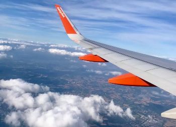 Anreise mit dem Flugzeug auf Klassenfahrt nach Rom Auf Klassenfahrt mit HEROLÉ: Reisen Sie am besten mit dem Flugzeug nach Rom