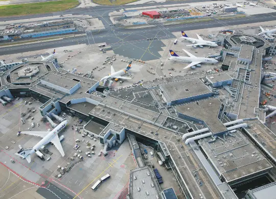 Auf Klassenfahrt mit HEROLÉ: Luftbild vom Flughafen in Frankfurt