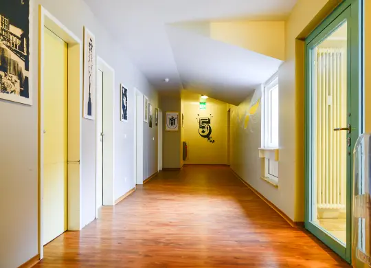 Flur im wombat's City Hostel München Auf Klassenfahrt mit HEROLÉ: Flur im wombat's City Hostel München