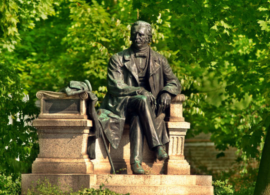 Fontane-Denkmal - Klassenfahrten Ruppiner Seenland Fontane-Denkmal während eines Stadtrundgangs durch Neuruppin - Klassenfahrten Ruppiner Seenland