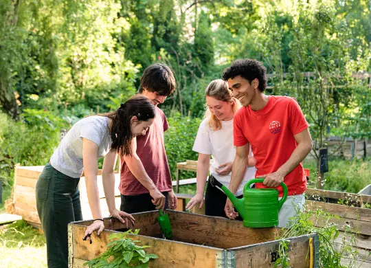 Auf Klassenfahrt mit HEROL&Eacute;: Au&szlig;erschulische Lernorte machen Nachhaltigkeit f&uuml;r Sch&uuml;ler:innen greifbar.