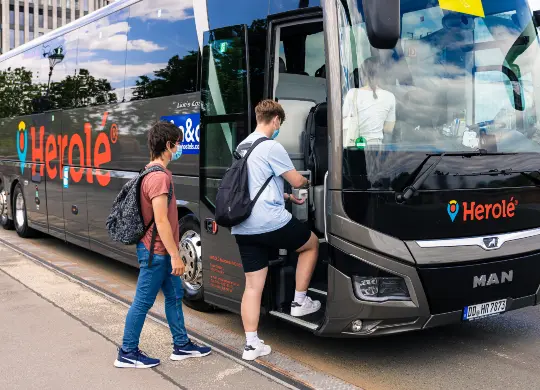 Einsteigen Auf Klassenfahrt mit HEROLÉ: Reiseantritt mit unseren moderen Bussen