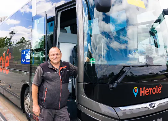 Busfahrer Auf Klassenfahrt mit HEROLÉ: Mit unseren moderen Bussen sicher zum Reiseziel kommen