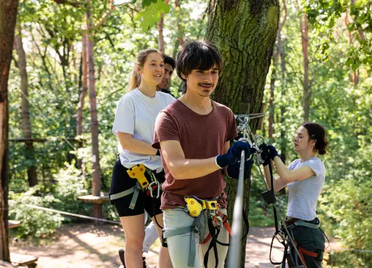 Auf Klassenfahrt mit HEROL&Eacute;: Sportlich aktiv im Kletterwald