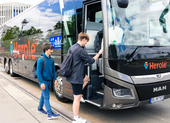 Auf Klassenfahrt mit HEROLÉ: Die Reise kann beginnen im HEROLÉ Bus