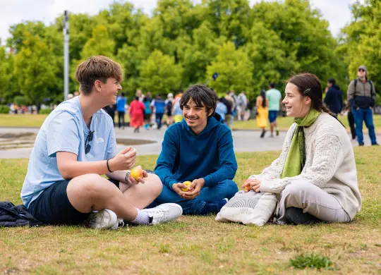 Im Park Auf Klassenfahrt mit HEROLÉ: Zusammen Zeit im Park verbringen