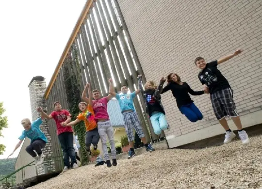 Auf Klassenfahrt mit HEROLÉ: Sporthotel Eingang in der fränkischen Schweiz.