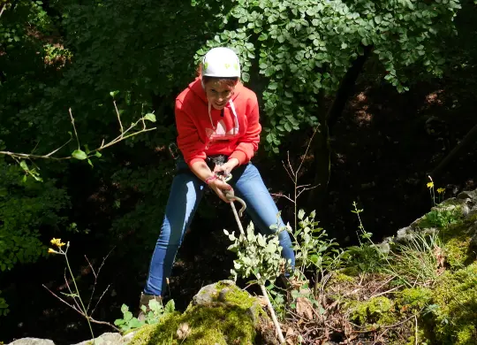 Auf Klassenfahrt mit HEROLÉ: Abseilen Felswand in der fränkischen Schweiz.