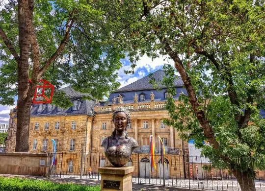 Auf Klassenfahrt mit HEROLÉ: Fränkische Schweiz - Büste der Wilhelmine vor dem Opernhaus in Bayreuth