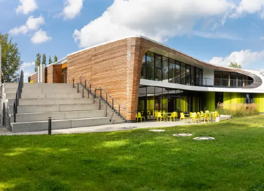 Auf Klassenfahrt mit HEROLÉ: Außenansicht der DJH Bayreuth in der Fränkischen Schweiz