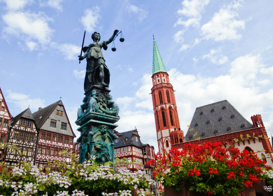 Gerechtigkeitsbrunnen in Frankfurt  Auf Klassenfahrt mit HEROLÉ: Gerechtigkeitsbrunnen in Frankfurt.