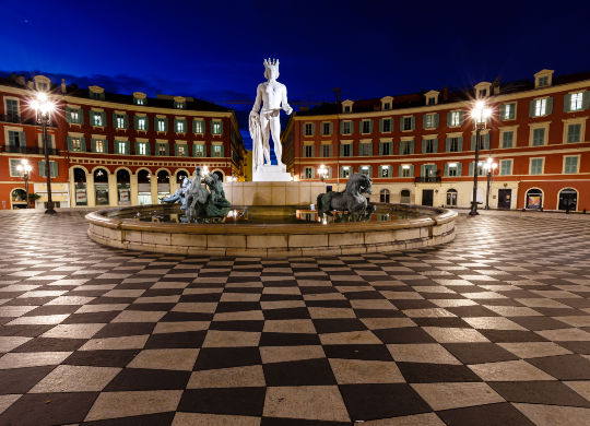 Blick auf den Place Masséna vor der Fontaine du Soleil in Nizza an der Côte d'Azur Auf Klassenfahrt mit HEROLÉ: Besichtigen Sie auch diesen wunderschönen Place Masséna vor der Fontaine du Soleil in Nizza an der Côte d'Azur