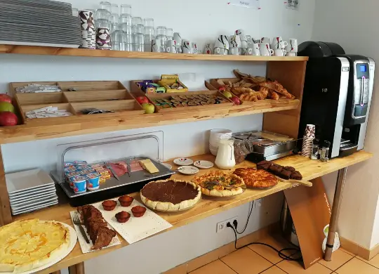 Frühstück im Gold Beach Hotel in der Normandie Auf Klassenfahrt mit HEROLÉ: Frühstücksbuffet im Gold Beach Hotel in der Normandie
