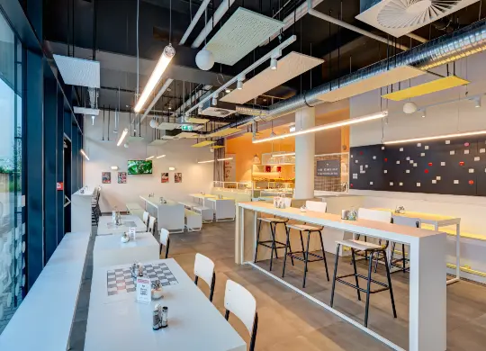 Auf Klassenfahrt mit HEROLÉ: Frühstücksbereich im MEININGER Hotel in Heidelberg