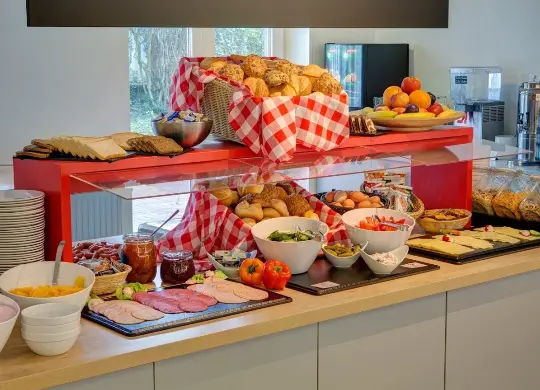 Auf Klassenfahrt mit HEROLÉ: Frühstücksbuffet im Meininger Hotel Hamburg City Center in Hamburg