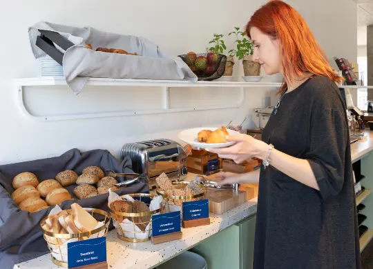 Auf Klassenfahrt mit HEROLÉ: Frühstücksbuffet im MEININGER Bremen Hauptbahnhof