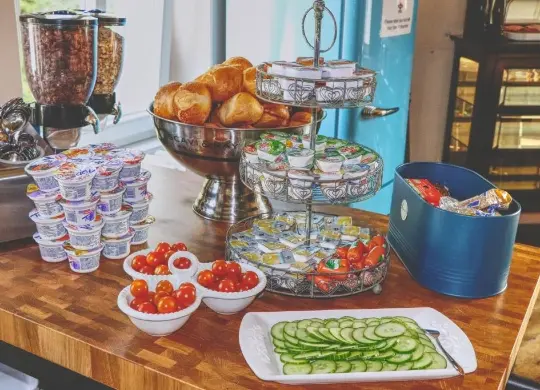 Frühstücksbuffet im Opera Hostel in Erfurt Auf Klassenfahrt mit HEROLÉ: Frühstücksbuffet im Opera Hostel in Erfurt