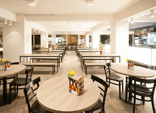 Auf Klassenfahrt mit HEROLÉ: Frühstücksraum im a&o Hostel Bremen