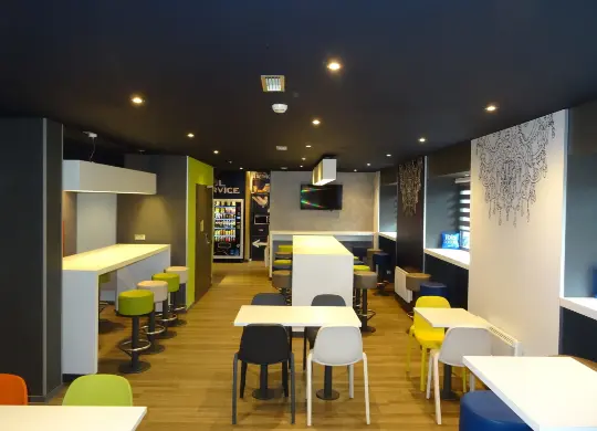 Frühstücksraum im ibis Budget Caen in der Normandie Auf Klassenfahrt mit HEROLÉ: Frühstücksraum im ibis Budget Caen in der Normandie