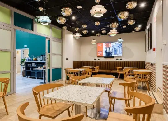 Auf Klassenfahrt mit HEROLÉ: Frühstücksraum im Latroupe Grand Place Hostel in Brüssel