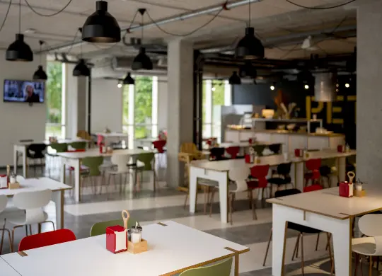 Auf Klassenfahrt mit HEROLÉ: Frühstücksraum im Meininger Bordeaux